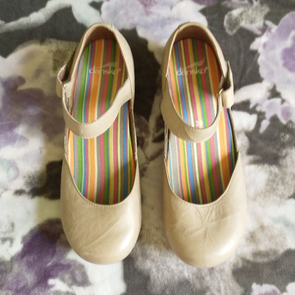 Dansko Shoes - Dansko cream leather clogs